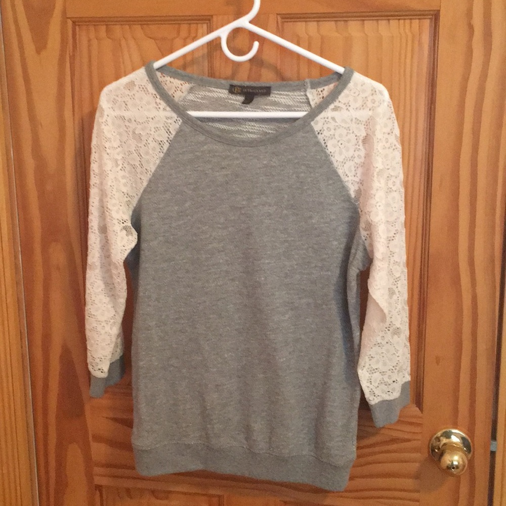 Grey sweatshirt with lace sleeves